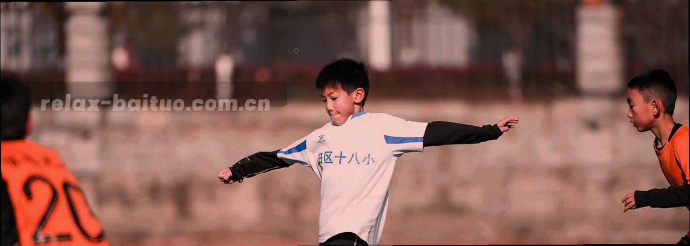 横向流动的光带与等距刻度线，由深靛蓝过渡到松石绿